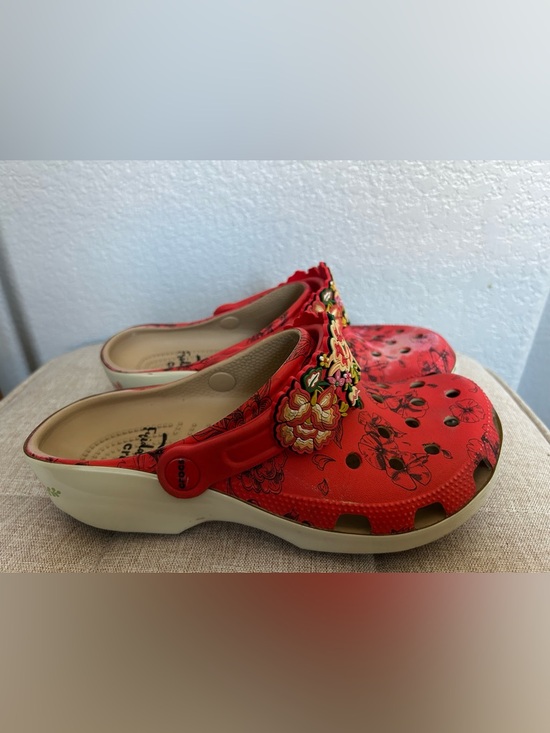 CROCS Shoes - CROCS Red Floral Slingback Sandals with Cream Soles - Frida Kahlo size 7